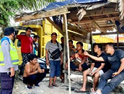 Bhabinkamtibmas Polsek Mandiangin, Sampaikan Intruksi Pemerintah Daerah, Terkait Penghentian Pengangkutan Batubara ke Jambi Hingga 15 Oktober 2022.