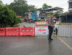 Reka Jalan Akibat Lonsor,Satlantas Polres Merangin Alihkan Jalan