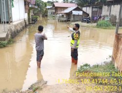 Bhabinkamtibmas Polsek Tabir,Beri Himbauan agar Anak Anak Tidak Bermain di Genangan Air Saat Banjir.