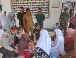 PERSONEL POLSEK PANGA –  DAMPINGI TIM UPTD GELAR KEGIATAN TETES POLIO