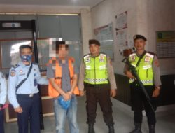 Sat Samapta Berikan Pengawalan pada Warga Binaan yang Turut Menghadiri Pemakaman Orang Tua nya