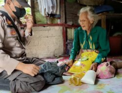 Kapolsek Muara Tabir  Ipda  Trisman Menditribusikan Bantuan Sosial  Kepada Masyarakat  Yang Kurang Mampu Di Desa Tanah Garo Kec.Muara Tabir