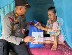 Kapolsek Tebo Tengah Akp Dedi  Tanto Manurung  SH.MH Beserta Anggota Memberikan Paket Sembako Kepada Masyarakat Yang Kurang Mampu Di Wilayah Hukum Tebo Tengah