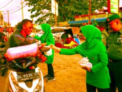 Borong Dagangan UMKN : Kodim Abdya Bagikan Takjil Gratis Kepada Warga Masyrakat