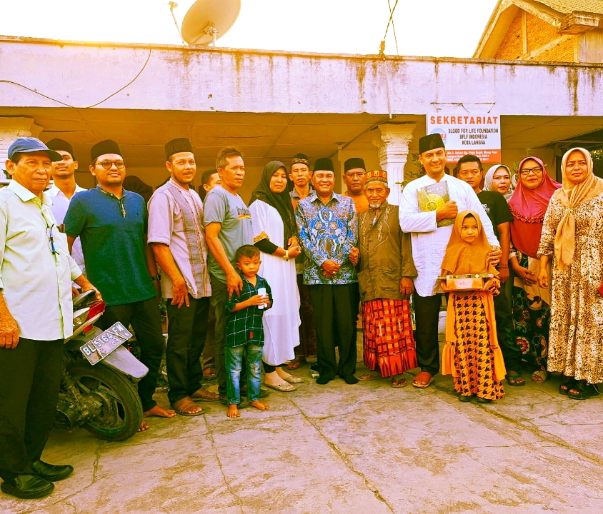 Bapak Ir. Abdullah Puteh. MSI Santuni Anak Yatim Bersama BFLF Kota Langsa Menyerahkan Al Qr’an