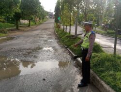 Kasat Lantas Polres Merangin,Unit Kamsel Laksanakan Survey Kerusakan Jalan Yang dapat Menimbulkan Korban Jiwa