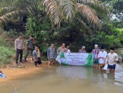 Dukung Program Ketahanan Pangan, Polsek Limun bersama Pemerintah Kecamatan dan Desa Tebar Benih Ikan