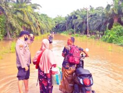 Polsek Rundeng Pantau Terus Debit Air Sungai : Waspadai Kenaikan Volume Banjir Diwilayah