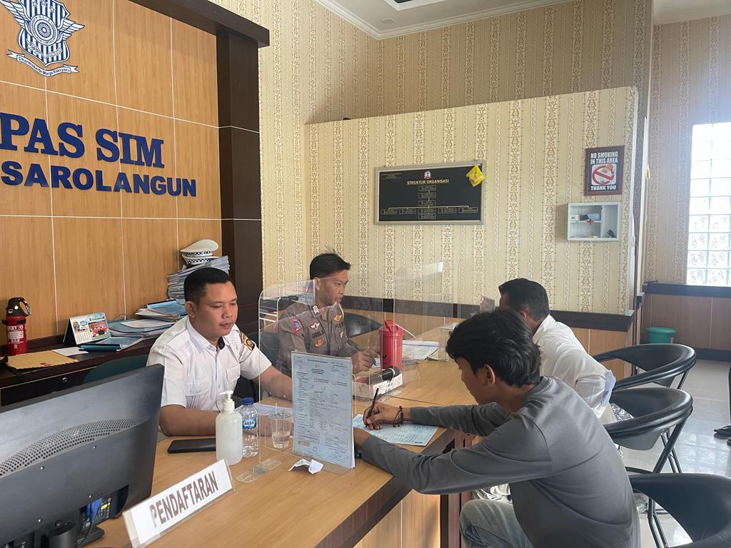 Sat Lantas Polres Sarolangun Memberikan Pelayanan Penerbitan SIM Dengan Ramah dan Profesional
