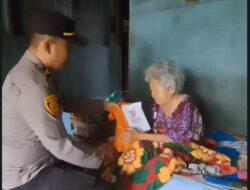 Kapolsek Muara Siau Iptu. Agung Heru. W.S.sy.MM Berikan Sembako pada warga tak mampu.