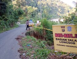 ” POLICE LINE ” Polsek Muara Siau Pasang Tanda Rawan pada Ruas Jalan Rawan Lonsor