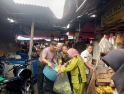 Kapolres Sarolangun Bawa Personilnya Bersihkan Lingkungan Pasar Atas Sarolangun