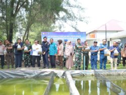 Danlanal Dumai Bersama Forkopimda Tabur Ribuan Benih Nila dan Lele serta Tanam Bibit Jagung di Mako Lanal Dumai