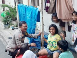 Bhabinkamtibmas Kel. Gelora Sambangi Anak-anak di Pemukiman Warga