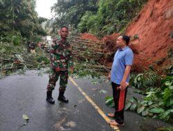 Anggota Koramil Sungai Manau Kodim 0420/Sarko Bersama Personil Polsek Sungai Manau dan Masyarakat Bersihkan Material Longsor