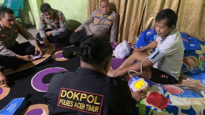 Sidokkes Polres Aceh Timur Berikan Layanan Kesehatan Kepada Anggota Polri Yang Sakit