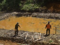 Anggota Satgas TMMD Ke-122 Kodim 0420/Sarko Pasang Pancang Kolam