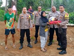 Polsek Sarolangun Menyerahkan Sarana Kontak Bola Voli dan Net kepada Desa Ujung Tanjung*