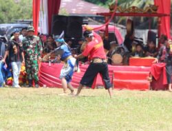Serka Napoleon Anggota Satgas TMMD Ke-122 Ikuti Acara Kuda Lumping Untuk Hiburan Masyarakat