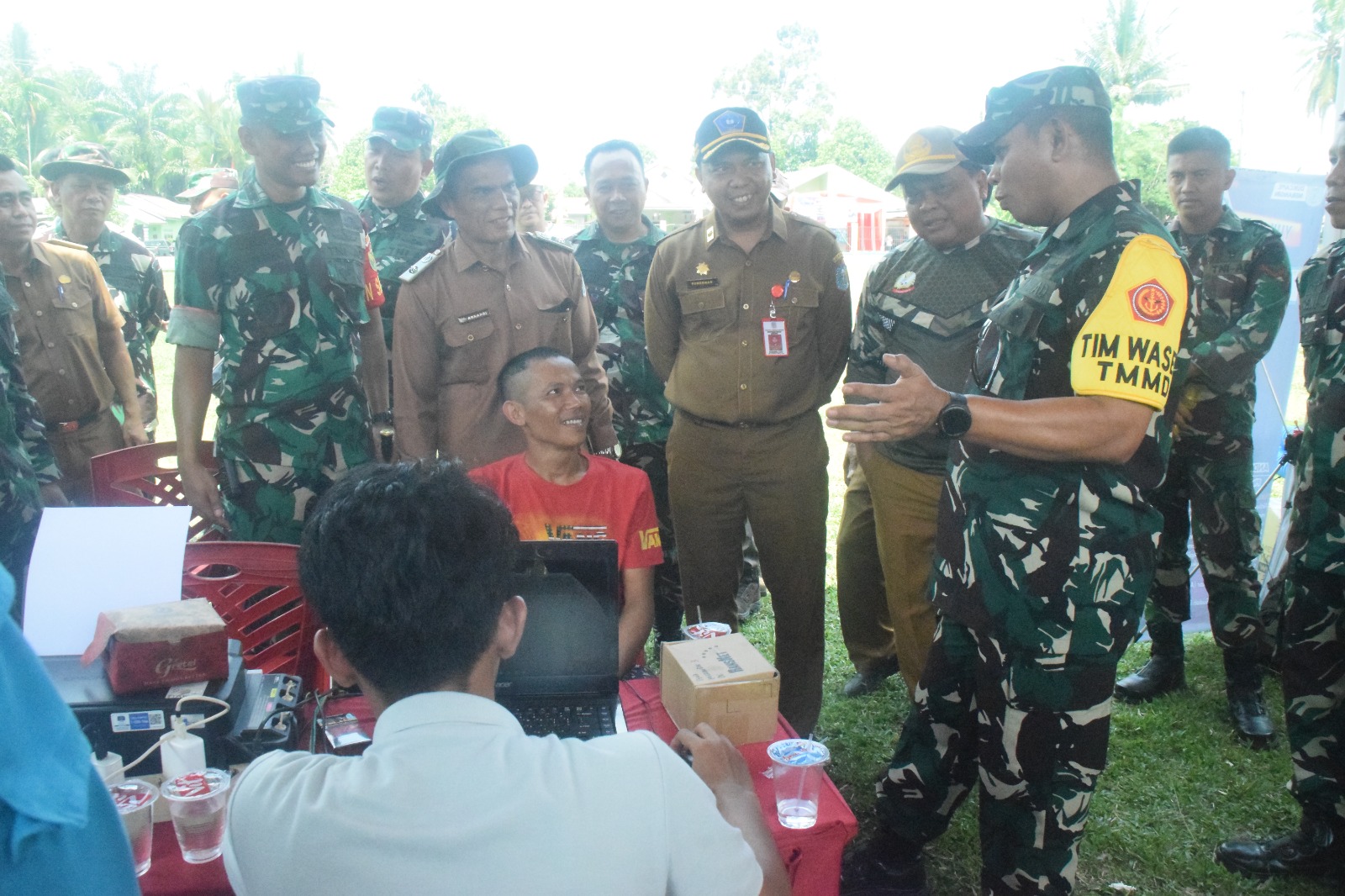 Tim Wasev Mabesad Kunjungi Stand Pembuatan e-KTP di Desa Bedeng Rejo
