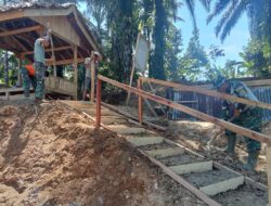 Anggota Satgas TMMD Ke-122 Kodim 0420/Sarko Buat Jalan Tangga Menuju Lokasi Hanpangan