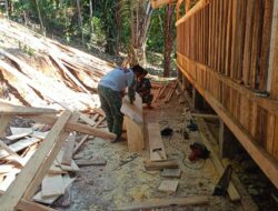Agar Hewan Tidak Liar, Anggota Satgas TMMD Pasang Pintu Kandang Kambing