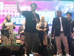 Pj Bupat dan Ketua Dewan Imbangi Dide Vokalis Hijau Daun pada Hiburan Rakyat Peringatan HUT ke-75 Kabupaten Merangin