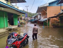 *Polsek Sokan Lakukan Patroli dan Himbauan di Daerah Rawan Banjir Desa Muara Tanjung*