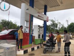 Sikapi Informasi Warga Masyarakat Melalui Media Sosial Polsek Ella Hilir Lakukan Monitoring di SPBU No:65.796.004 Ella Hilir