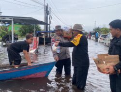 Dansatbrimob Polda Kalbar bersama para pejabat utama Polda Kalbar dampingi Kapolda Kalbar berikan bantuan kepada personel Polri yang menjadi korban banjir di Kabupaten Mempawah. Rabu (29/01/25).