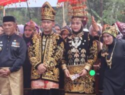 Pj Bupati: Kapolres Bergelar Hulu Bakang Selingkung Negeri helar Adat Pada Tasyukuran AKBP Roni Syahendra Pulang ke Dusun