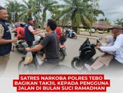Satresnarkoba Polres Tebo Bagikan Takjil Kepada Pengguna Jalan Di Bulan Ramadhan