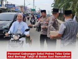 Personel Gabungan Seksi Polres Tebo Gelar Aksi Berbagi Takjil Di Bulan Suci Ramadhan
