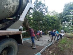 Pembangunan Jalan Rabat Beton di Desa Banjarsari Berjalan Lancar