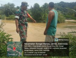 Bersama Masyarakat Desa, Babinsa Cek Debit Air Sungai