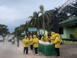 Kodim 0420/Sarko Bagikan Takjil Gratis untuk Memeriahkan Bulan Suci Ramadhan