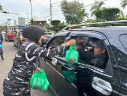 Komunitas Vespa Armada 1 Scooter Berbagi Takjil di Tanjungpinang