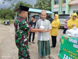Nikmatnya berbagi di bulan suci Ramadhan Koramil 420-06/Muara Siau, Kodim 0420/Sarko, Gelar Pembagian Takjil Gratis