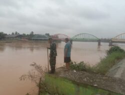 Kabupaten Sarolangun, di Guyuri Hujan Lebat Sore ini.Babinsa dan Bersama Warga Cek Kenaikan Debit Air*   