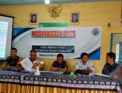 Komsos dan Ikuti Rapat Penting di Desa Simpang Parit