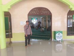 Kondisi Banjir Samapta Polsek Menyuke Lakukan Pengamanan pertama Sholat Jum’at