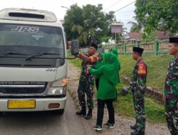 Pembagian Takjil Gratis di Pos Ramil Mandiangin Wilayah Koramil 420-03/Pauh