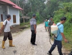 Peduli Lingkungan Bersih, Babinsa Gotong Royong Bersihkan Ruas Jalan