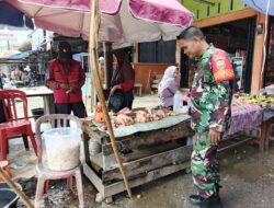 Babinsa Pantau Ketersediaan Bahan Pokok Sembako DiBulan Ramadhan di Pasar Perentak 