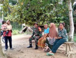 Komsos Ramadhan, Babinsa Serka Deka Gusra Pererat Tali Silaturahmi dengan Warga Desa Ulak Makam