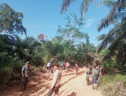 JAGA PERSATUAN DAN KESATAN Babinsa Koramil 420-09/Bangko Sertu Iponrianto Gotong Royong bersama Masyarakat Binaan di Desa Sungaiulak 