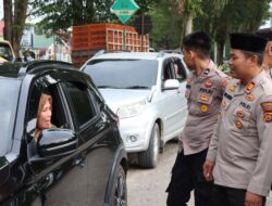 Polsek Tabir Selatan Polres Merangin Bagi Taqjil Bagi Pengendara Kendaraan Bermotor.