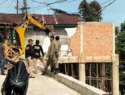 Dibongkar, Nekat Membangun di Areal Terlarang Wabup H A Khafid Tertibkan Bangunan Tanpa IMB