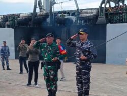 KRI Teluk Amboina-503 Bersama Satgas Yonif 644 Menuju Daerah Operasi