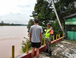 Babinsa Melaksanakan Pemantauan Debet Air Sungai Batang Tembesi Bersama Warga